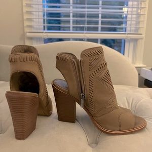Vince Camuto Taupe Leather Block Heel Karinta Booties, Size 7